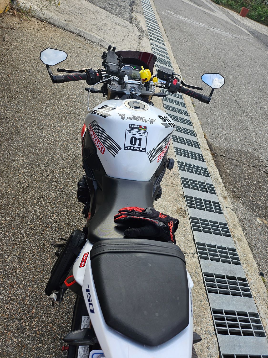 스즈키 GSR 750 A more