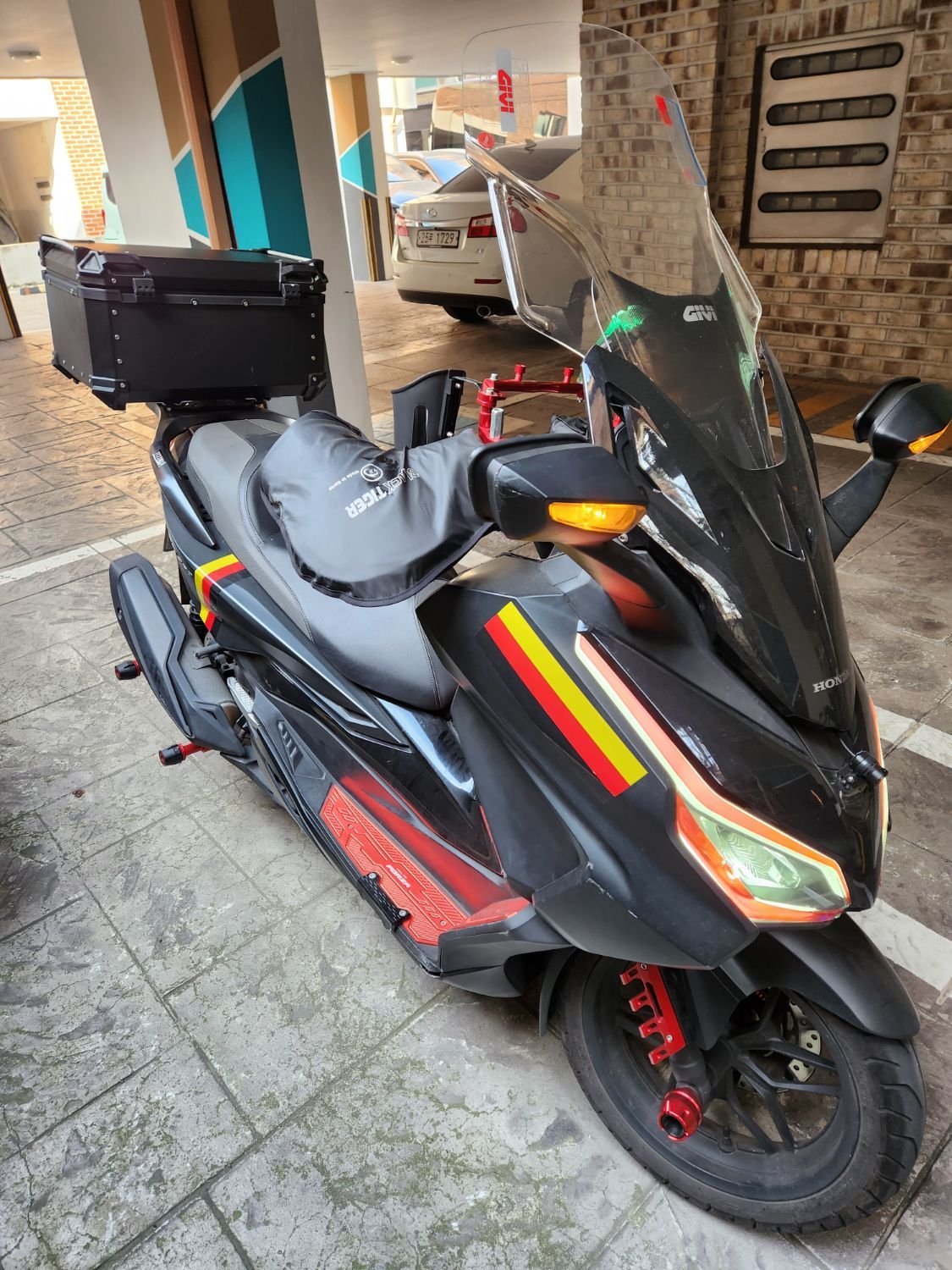 혼다 포르자 350 thumb 2