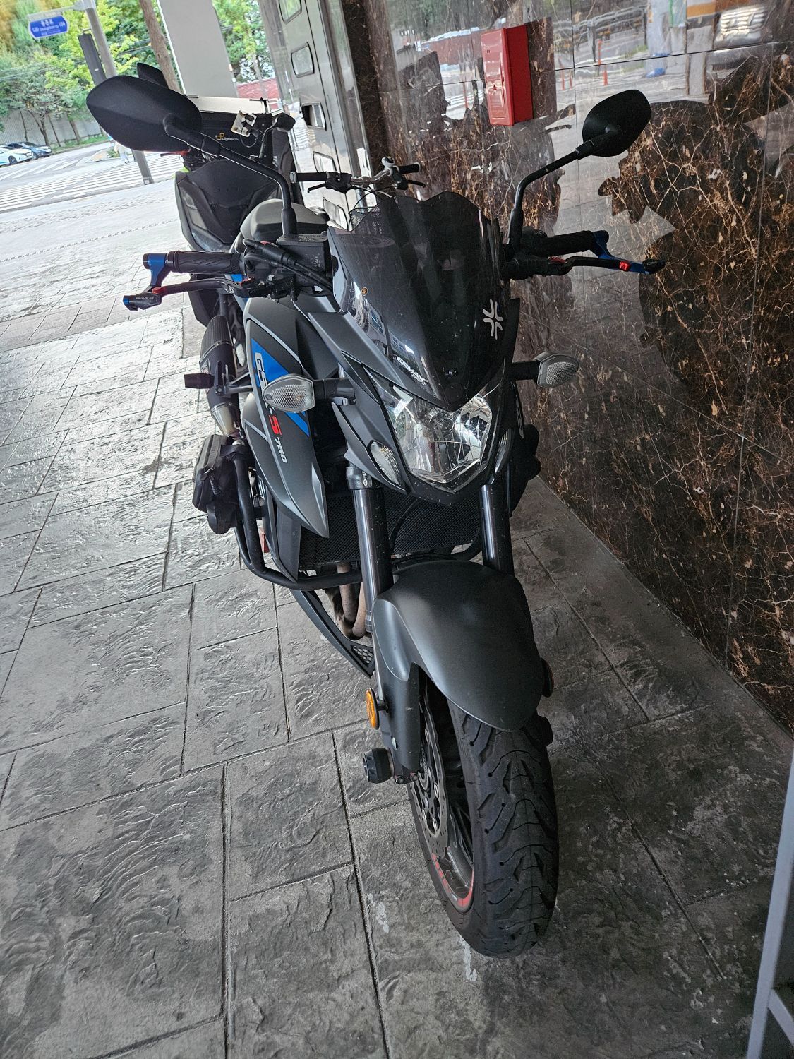 스즈키 GSX S 750 more