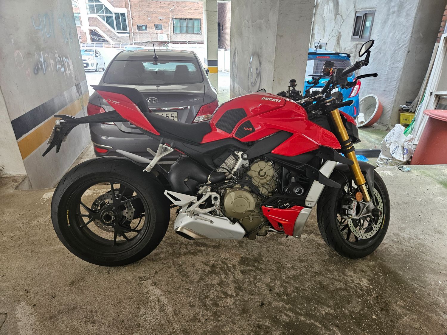두카티 스트리트파이터 V4 S 2022 레드 사진 2