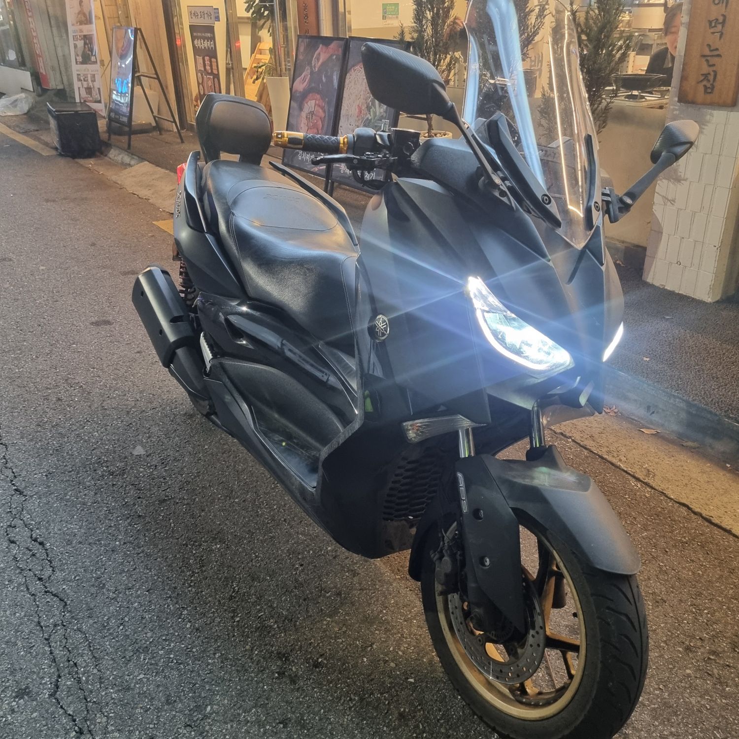 야마하 XMAX 300 ABS thumb 2