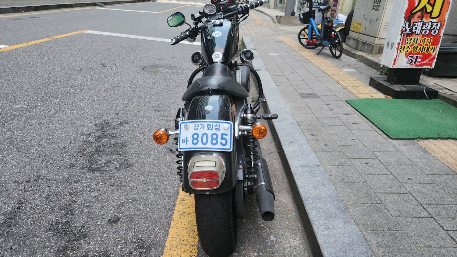 할리데이비슨 883 R more