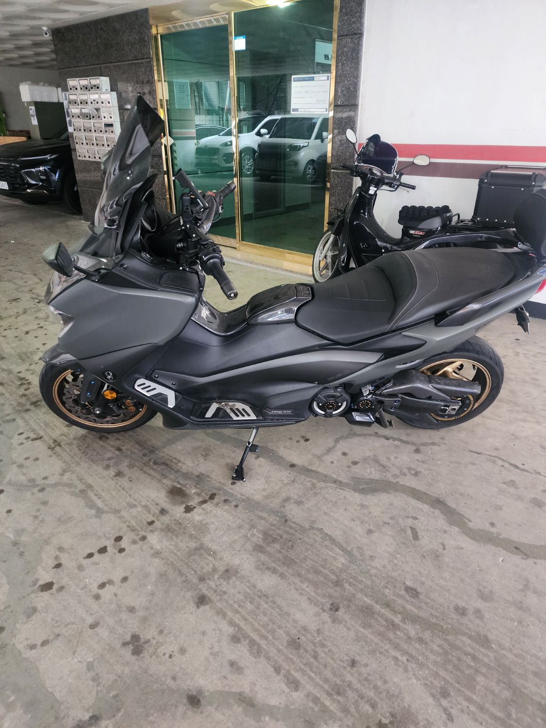 야마하 TMAX 560 more