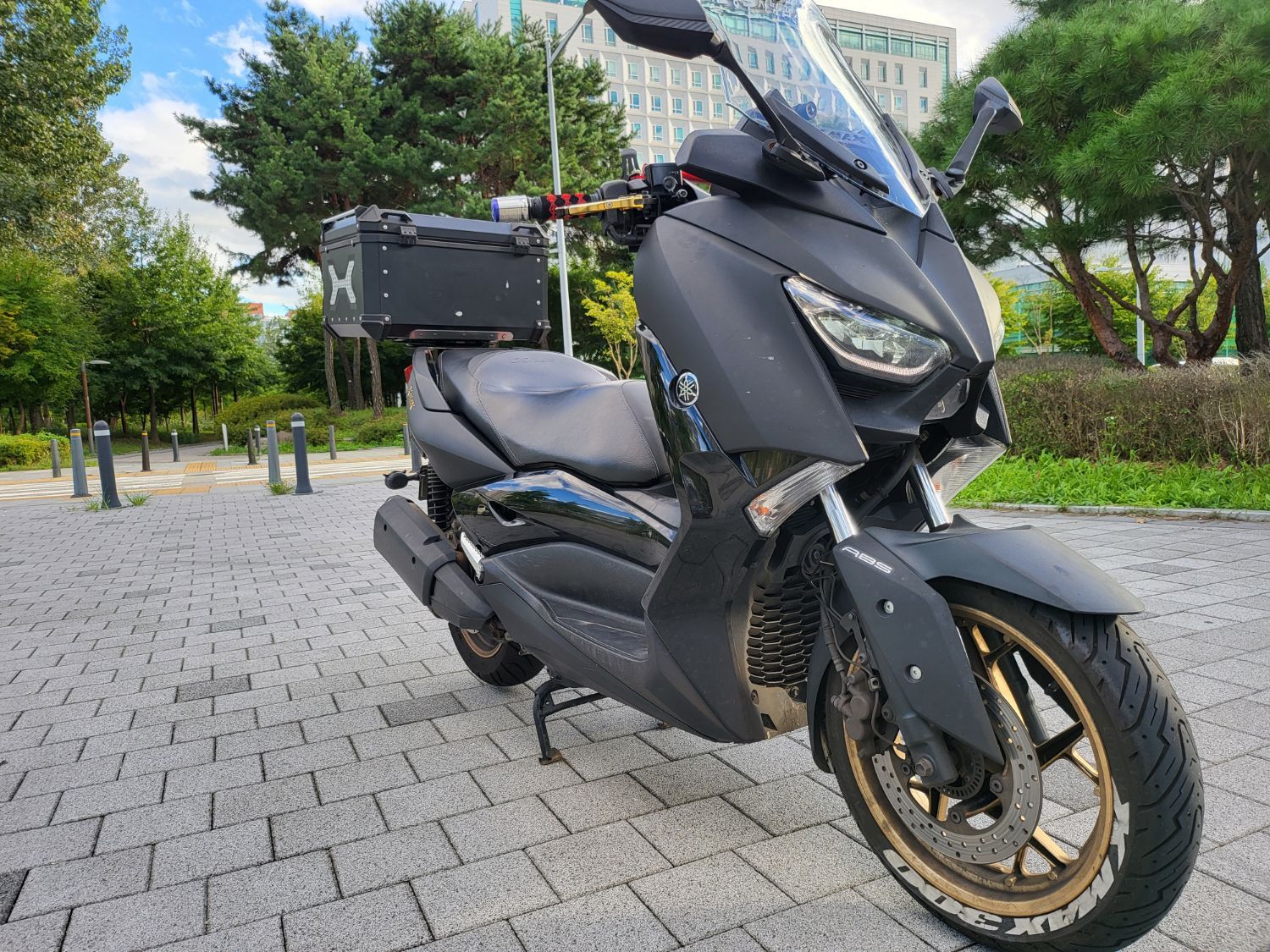 야마하 XMAX 300 ABS thumb 2