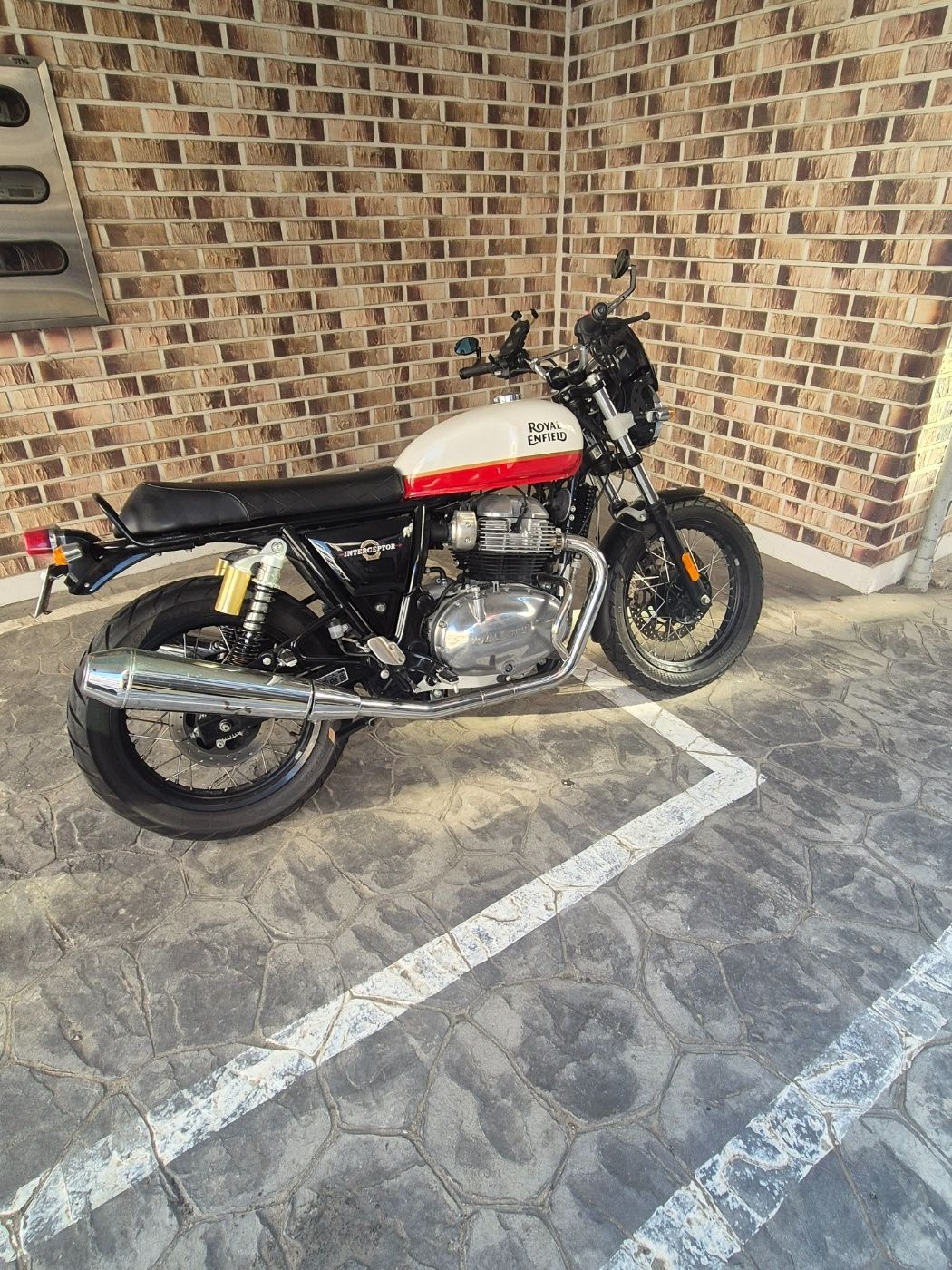 로얄엔필드 인터셉터 650 more