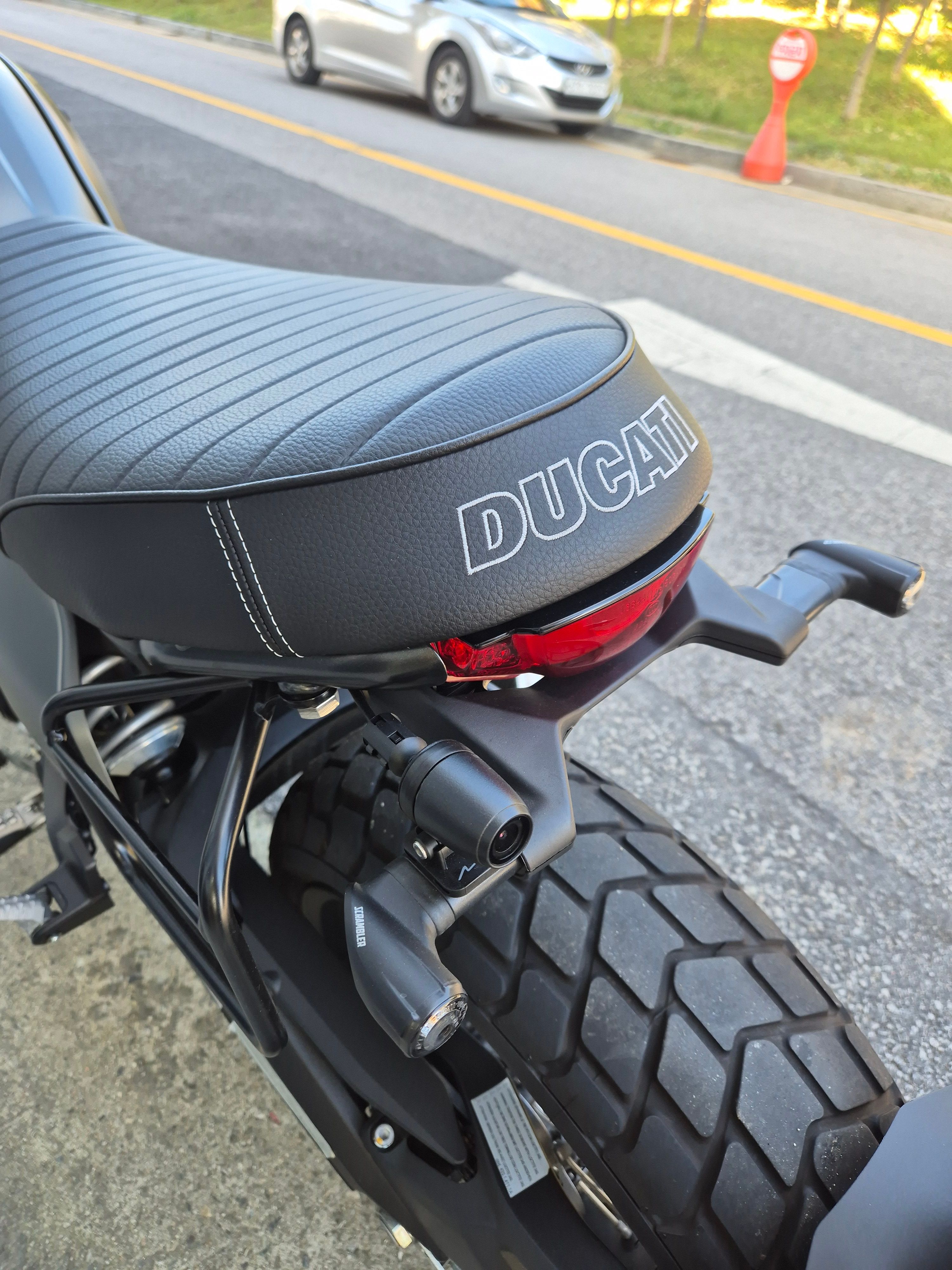 두카티 스크램블러 나이트시프트 more