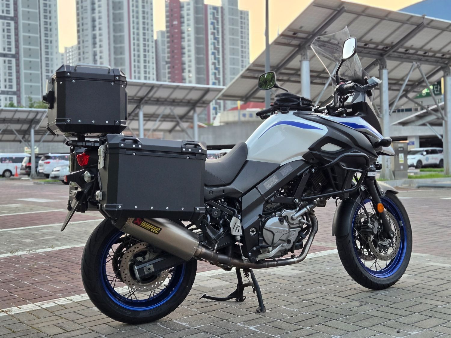 스즈키 브이스트롬 650 XT more