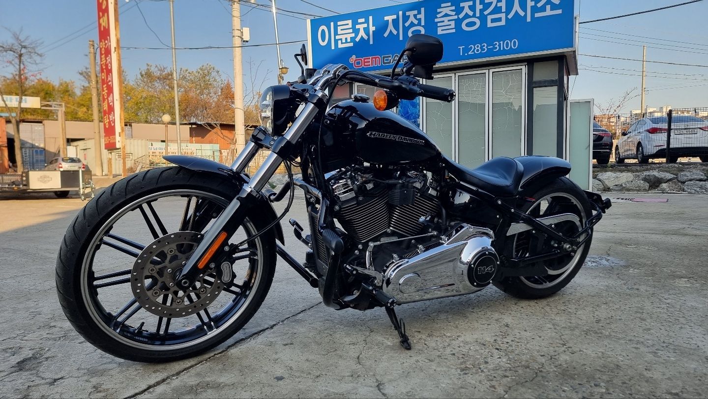 할리데이비슨 브레이크아웃 2021 블랙 사진 2