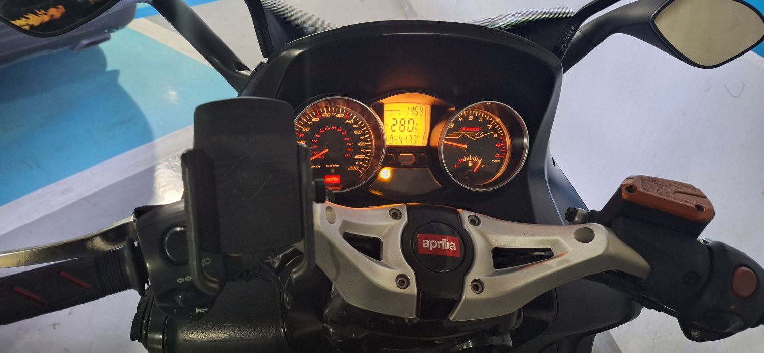 아프릴리아 SRV 850 more