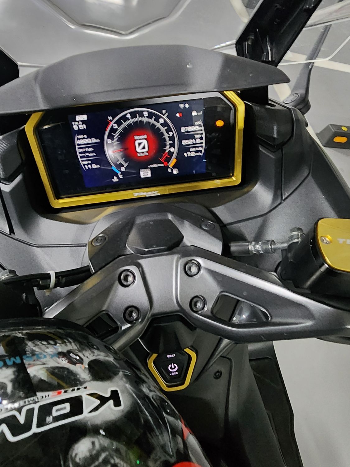 야마하 TMAX 560 more