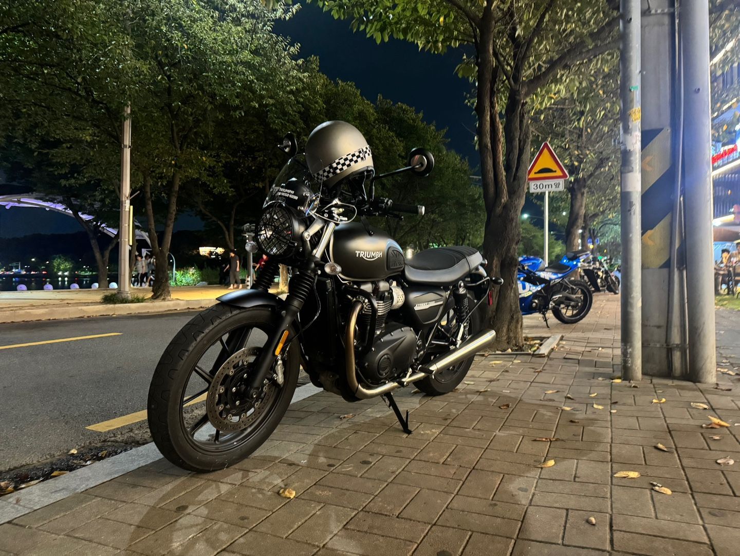 트라이엄프 스트리트 트윈 900 thumb 2