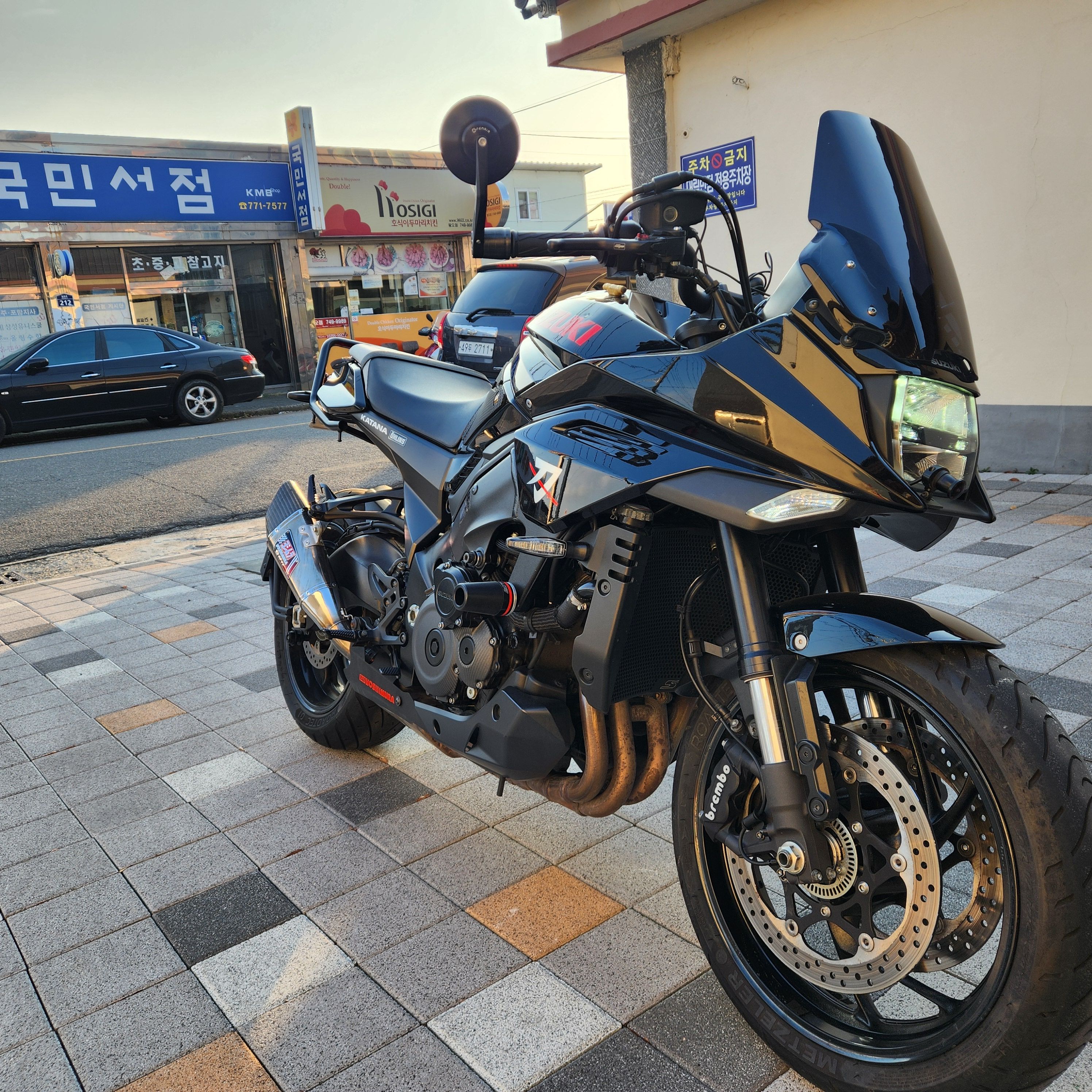 스즈키 카타나 1000 more