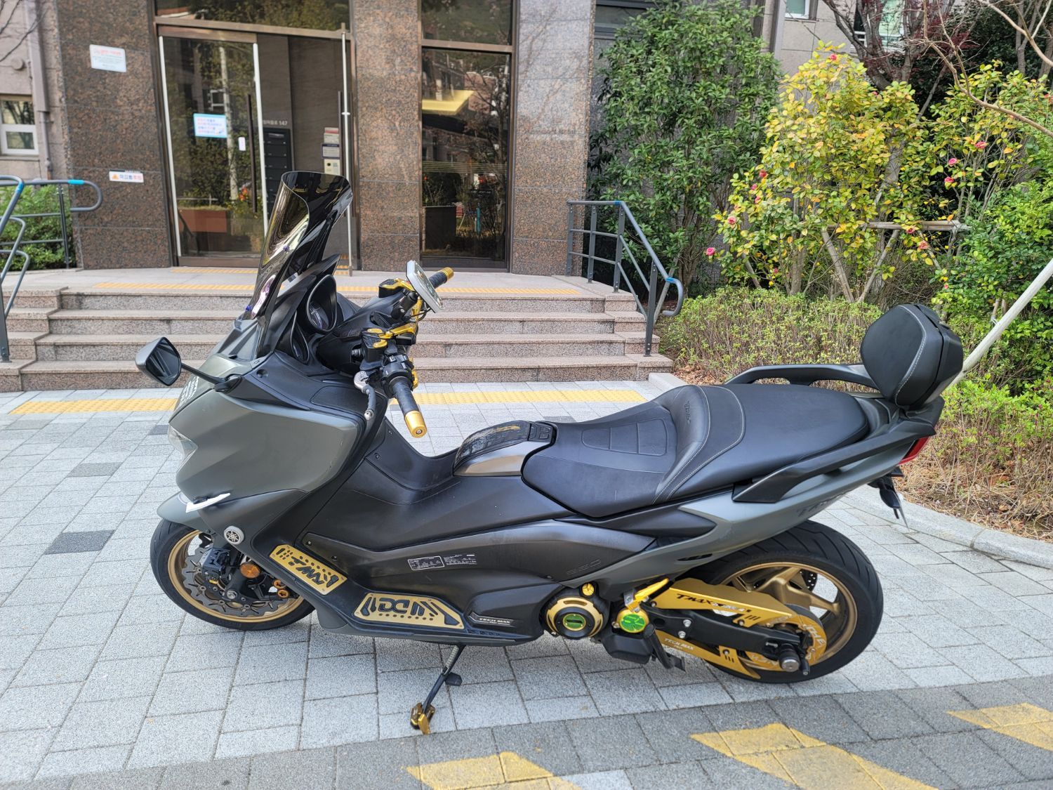 야마하 TMAX 560 more