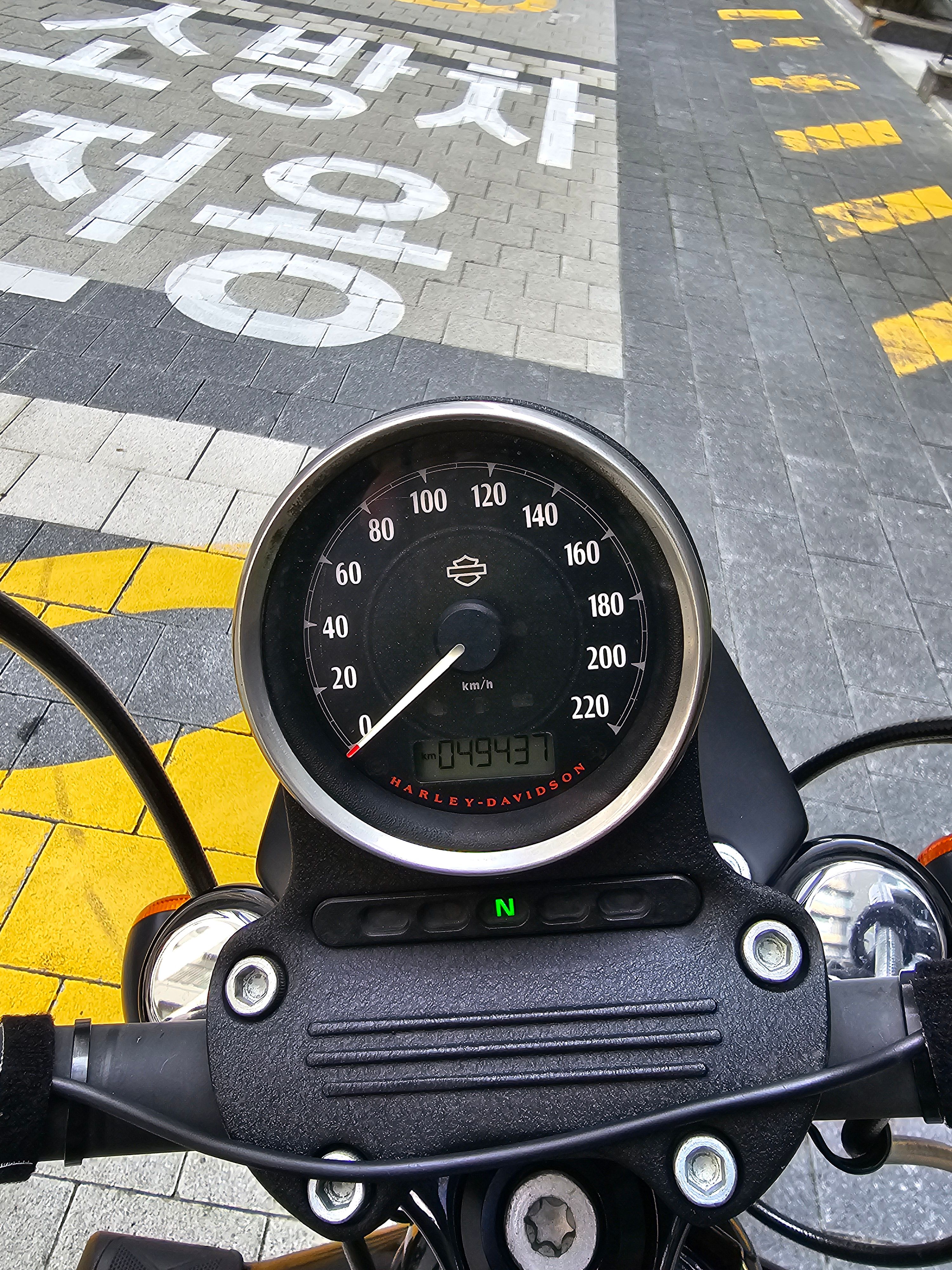 할리데이비슨 아이언 883 2018 건메탈 사진 5