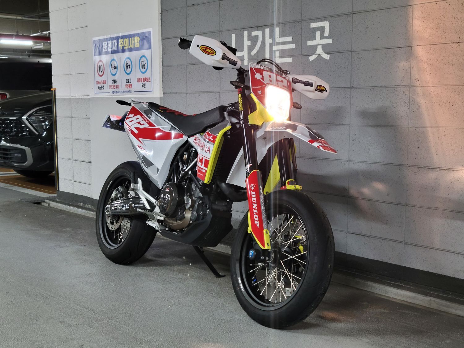 허스크바나 701 슈퍼모토 main