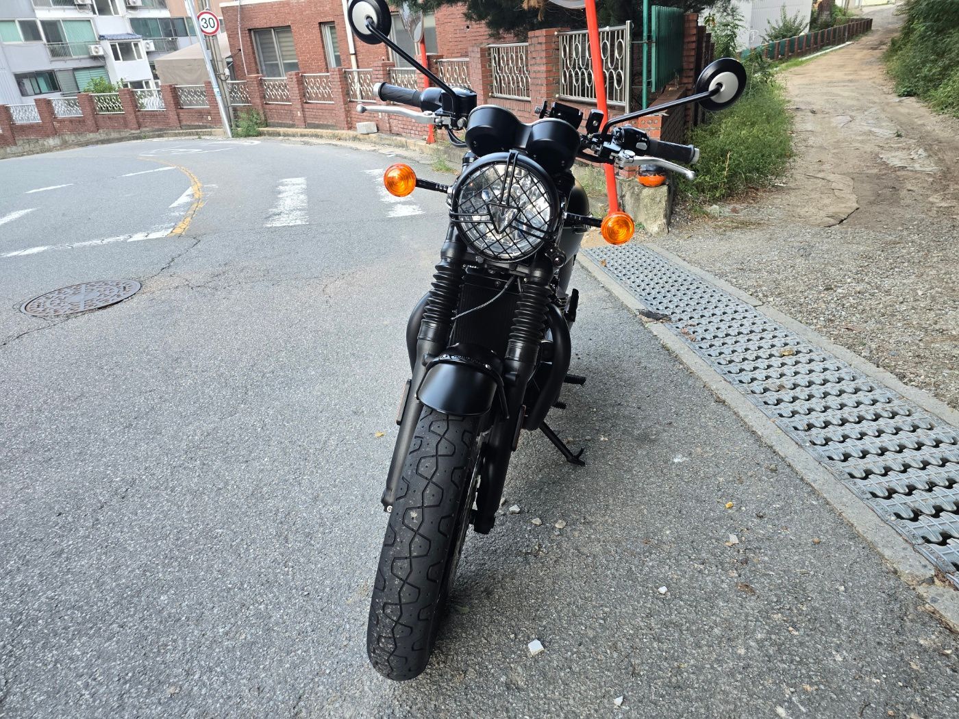 트라이엄프 본네빌 T120 블랙 more