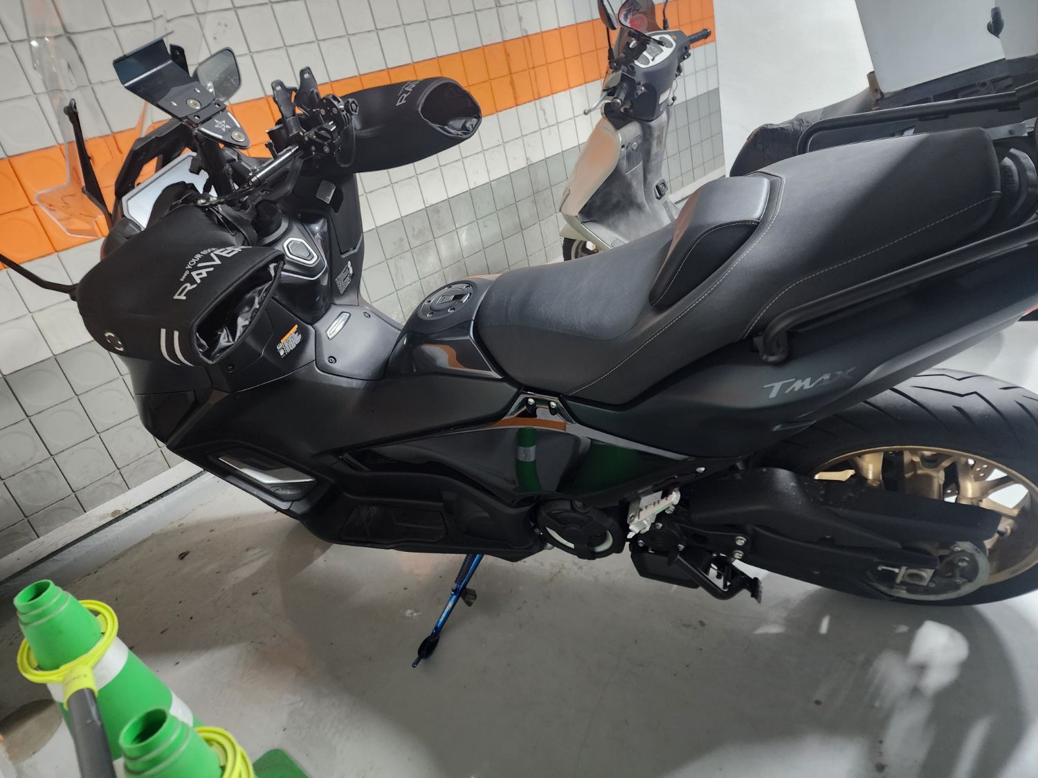 야마하 TMAX 560 more