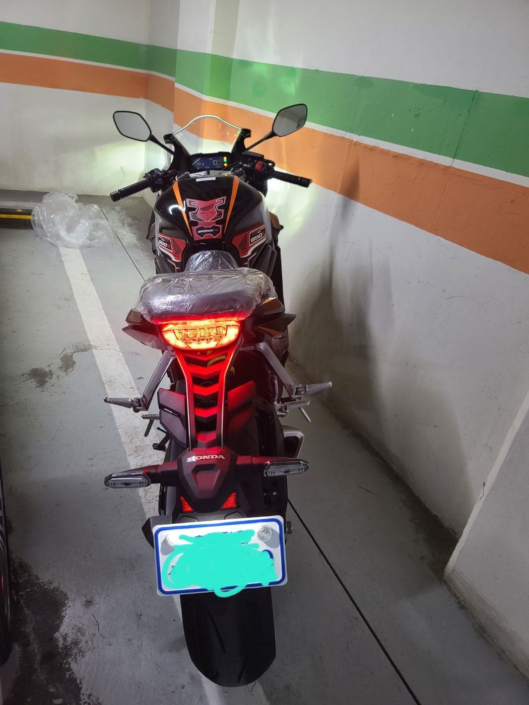 혼다 CBR 650 R 2022 버건디 사진 2