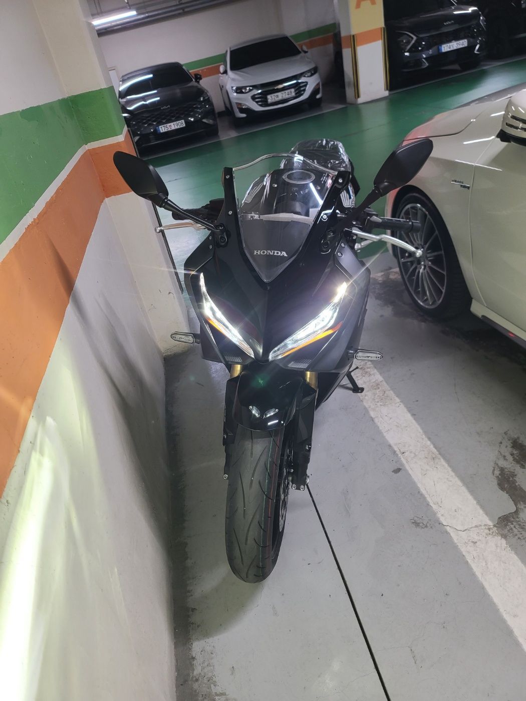 혼다 CBR 650 R 2022 버건디 사진 3