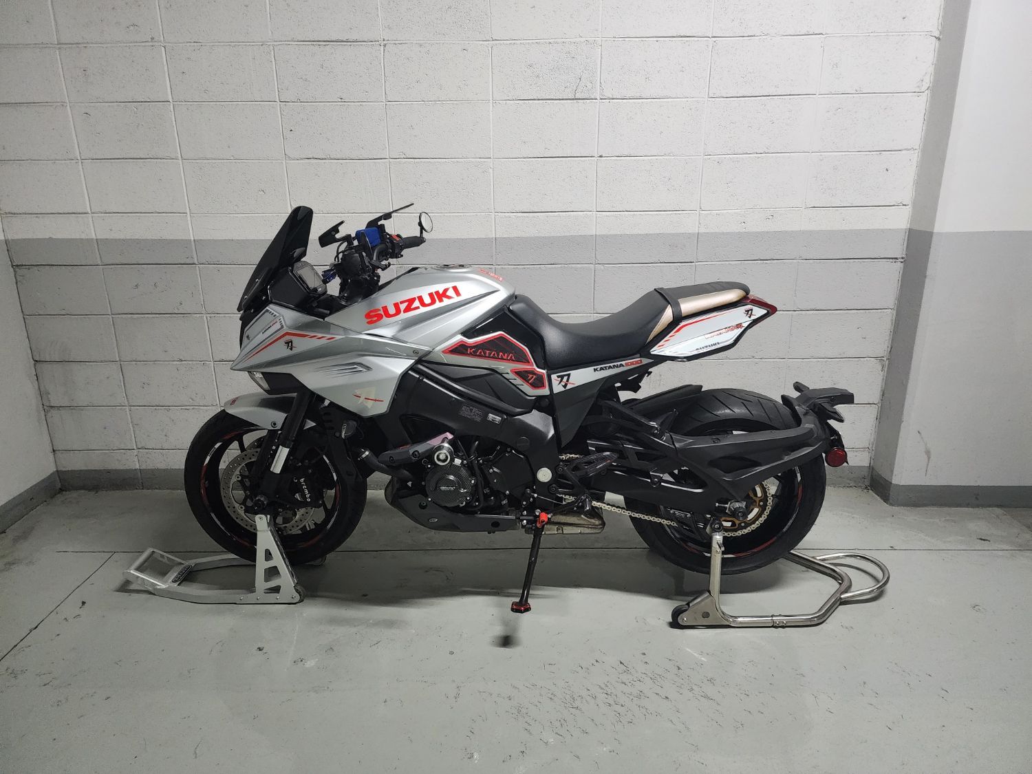 스즈키 카타나 1000 more