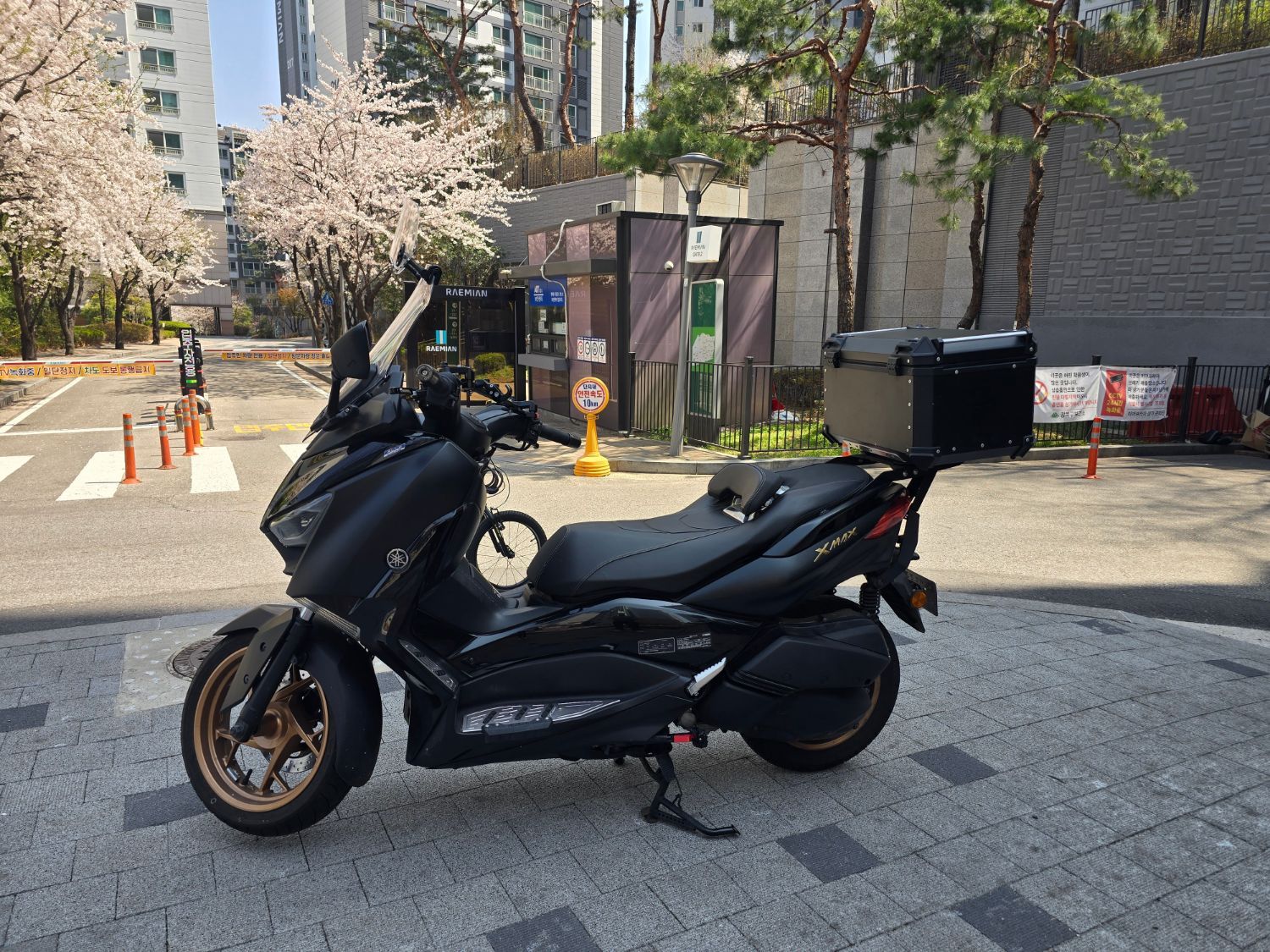 야마하 XMAX 300 ABS thumb 2