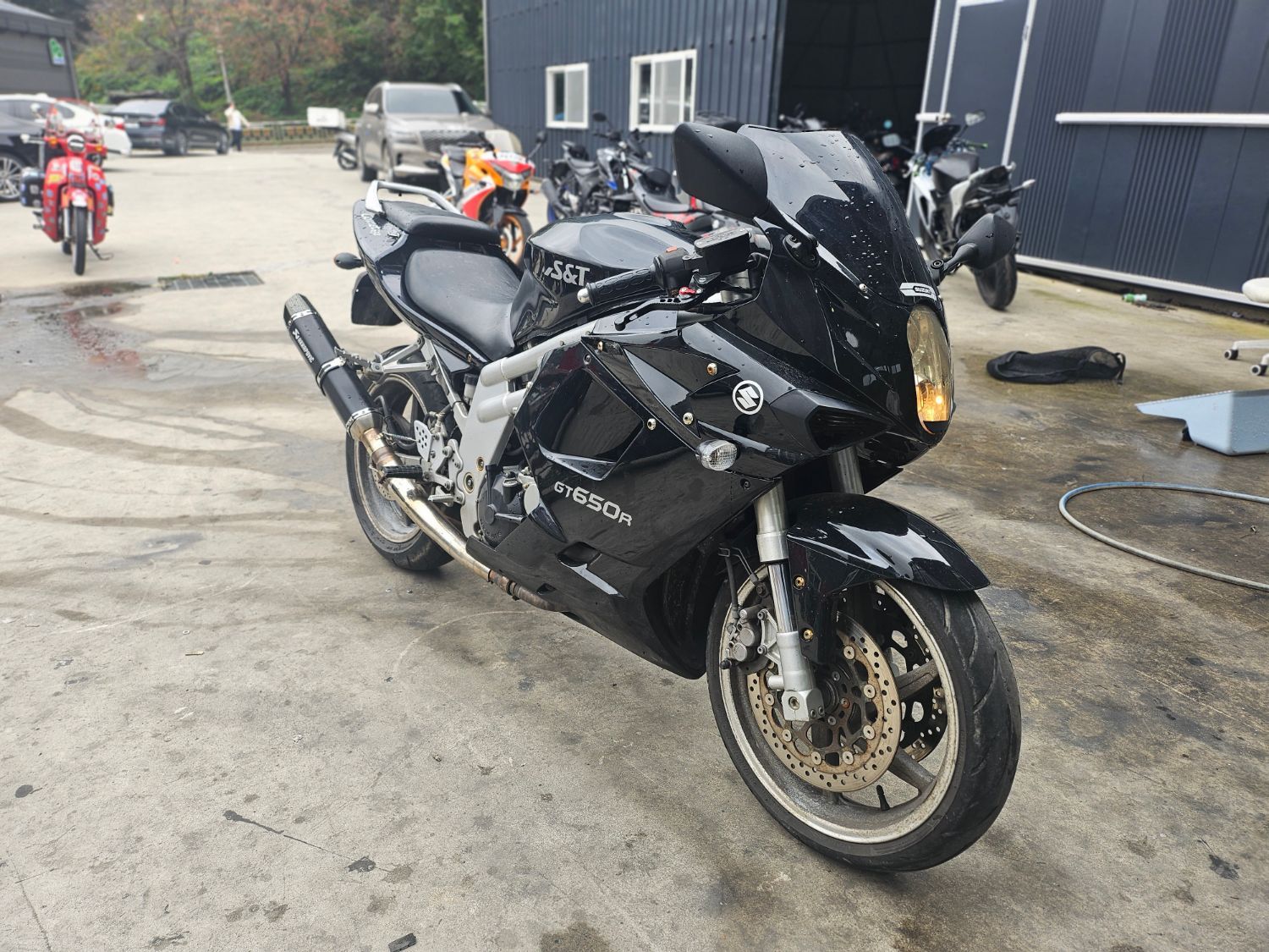 KR모터스 코멧 650 more