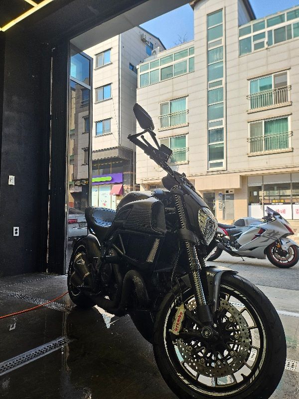 두카티 디아벨 more