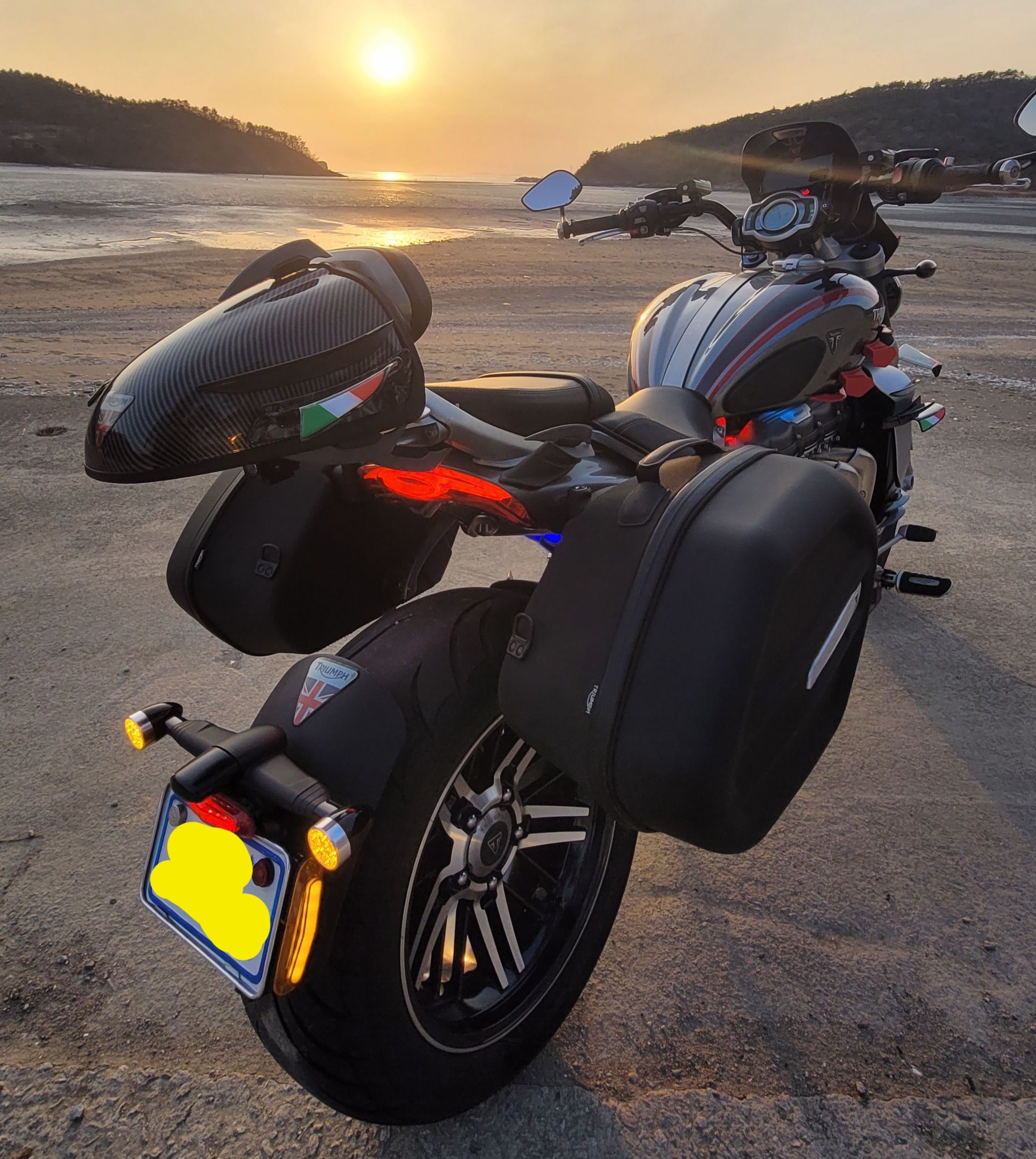 트라이엄프 로켓III GT 2022 실버 사진 2