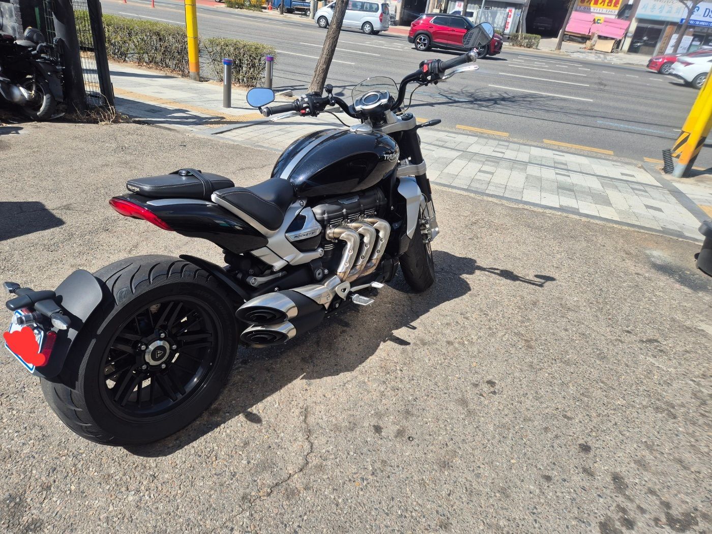트라이엄프 로켓III R 2021 블랙 사진 3
