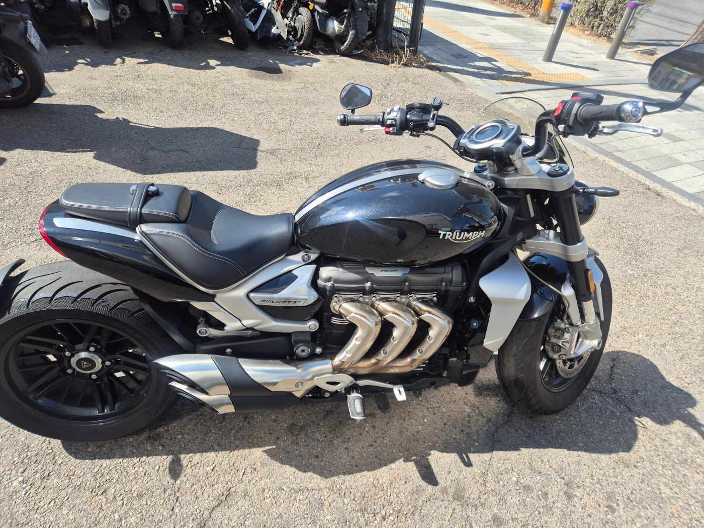 트라이엄프 로켓III R 2021 블랙 사진 4