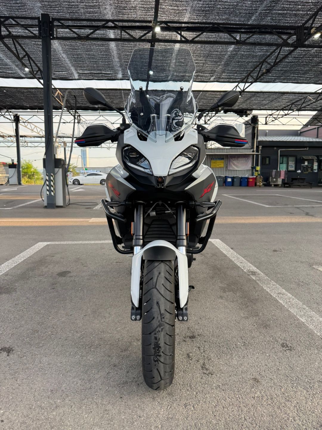 BMW F 900 XR 2024 화이트 사진 3