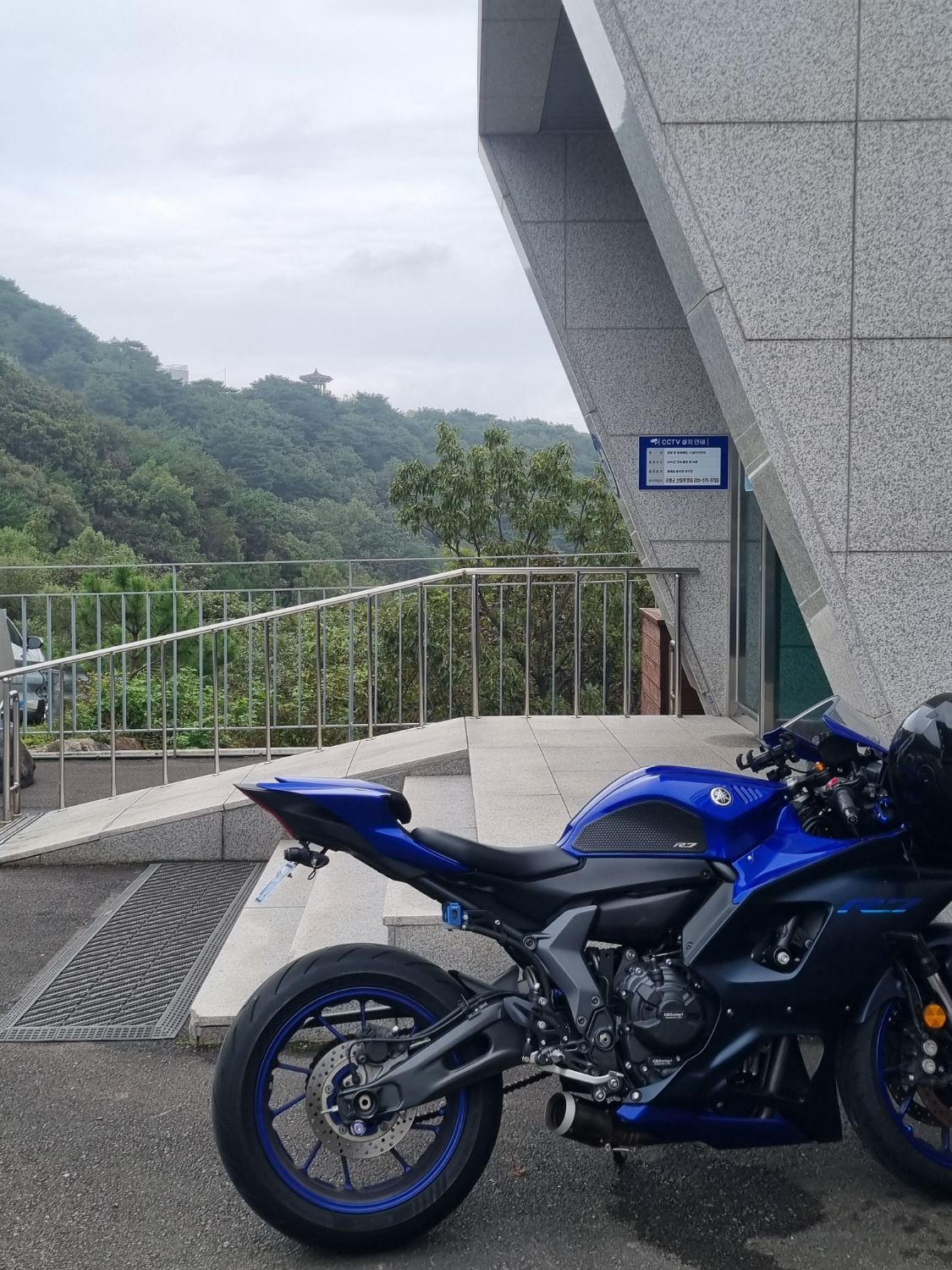 야마하 YZF R7 2022 블루 사진 4
