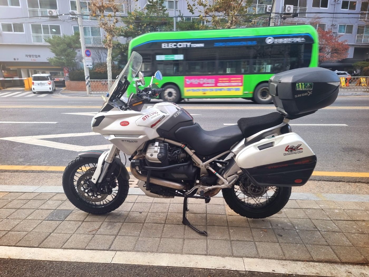 모토구찌 스텔비오 1200 4V 2008 화이트 사진 1