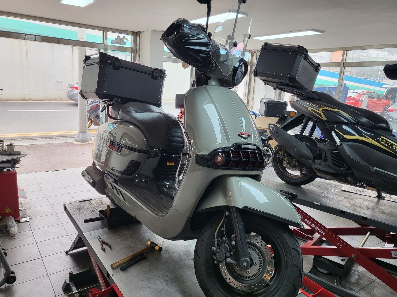 빅토리아 니키 300 more