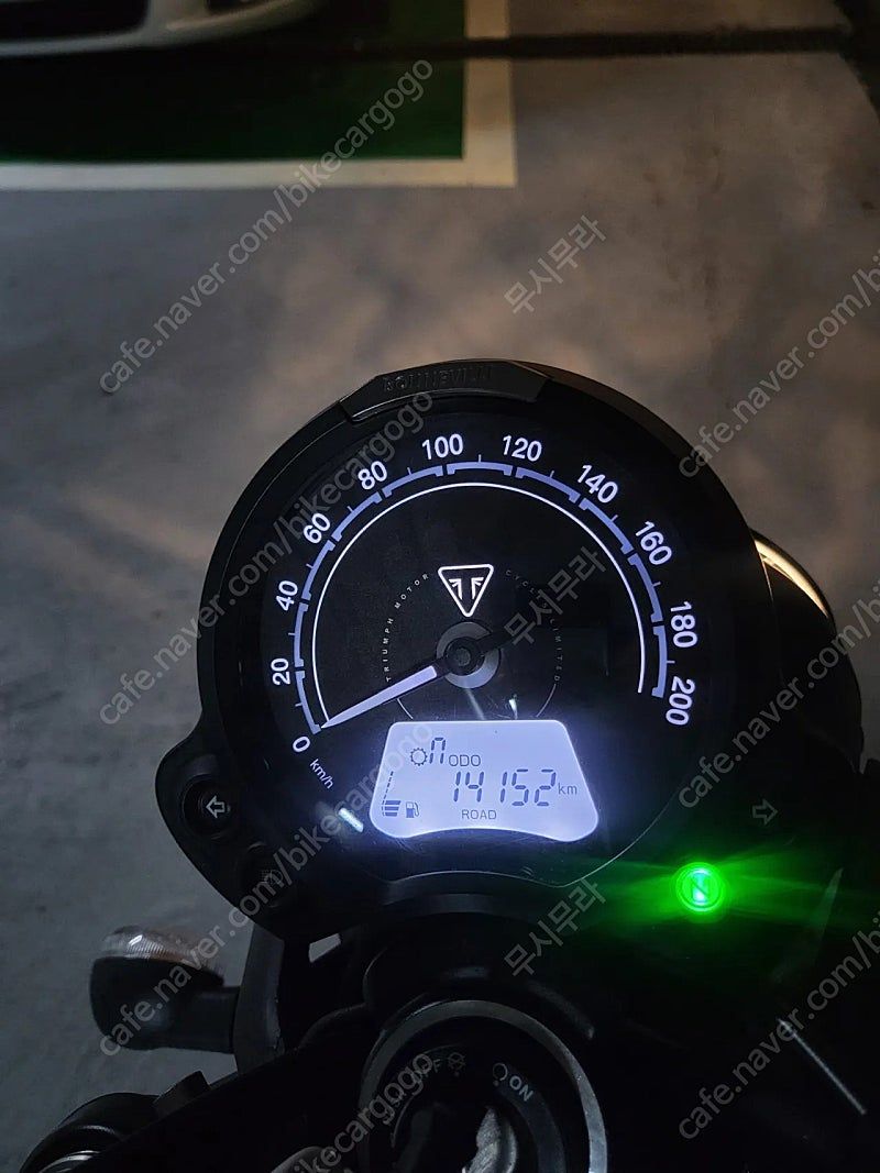 트라이엄프 스트리트 트윈 900 more