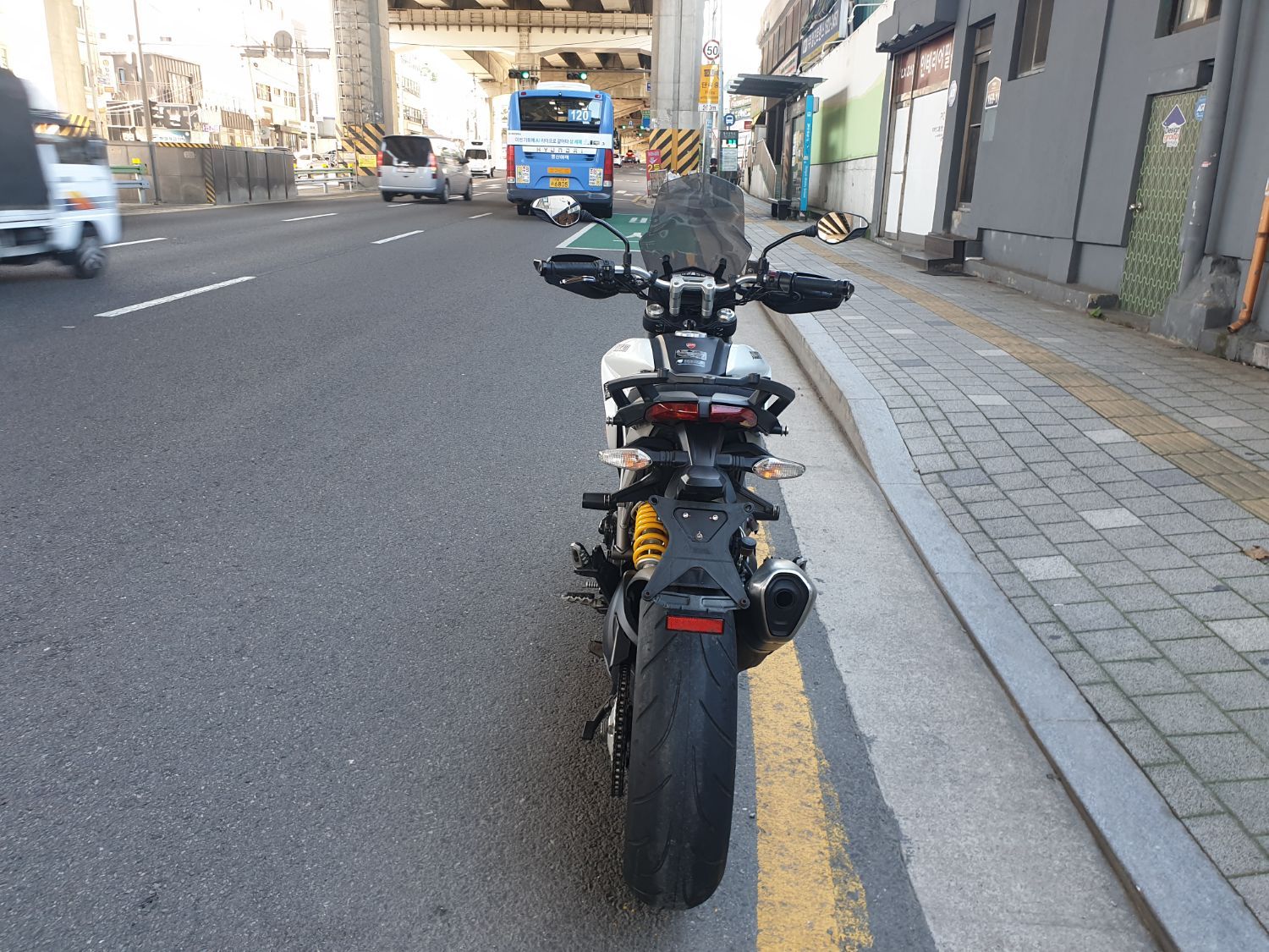 두카티 하이퍼스트라다 821 thumb 2