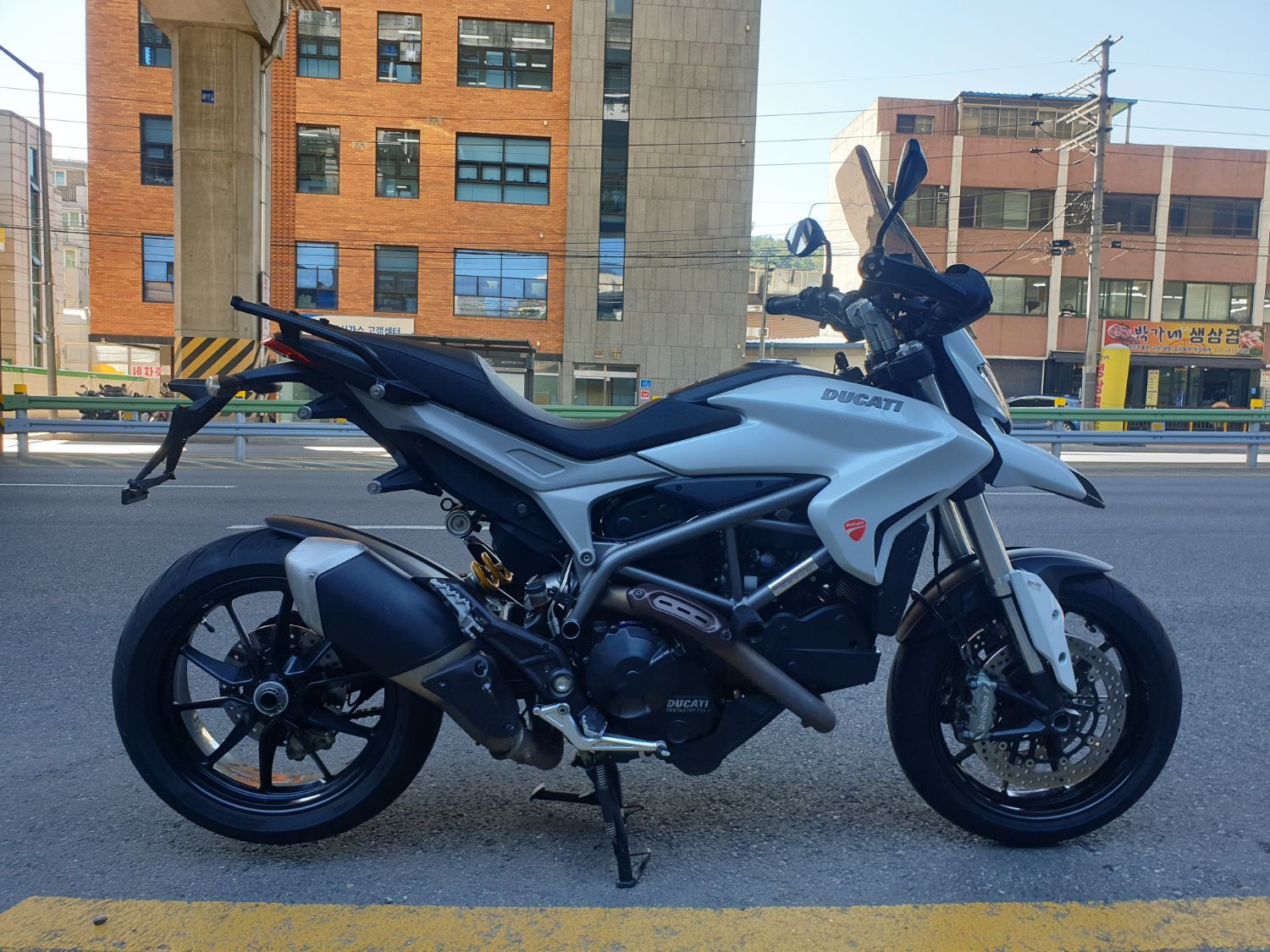 두카티 하이퍼스트라다 821 more