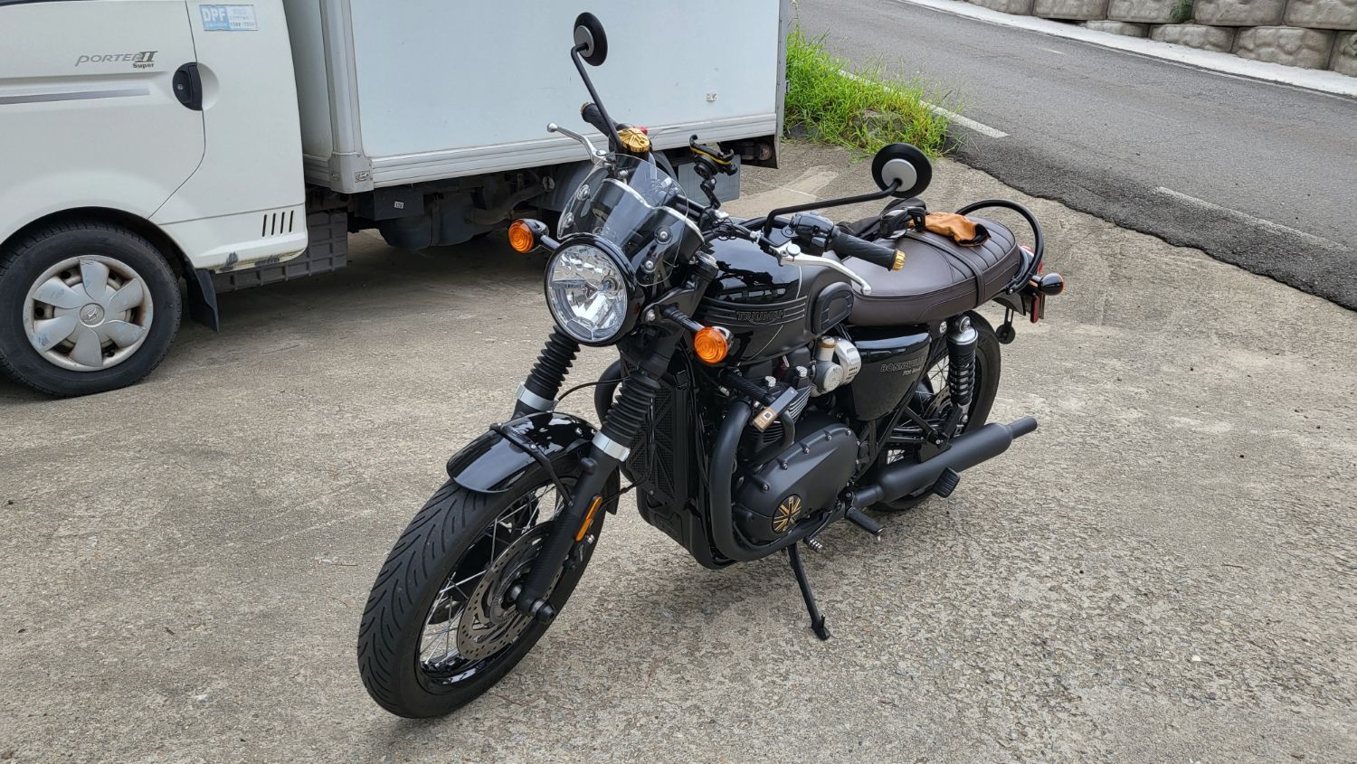 트라이엄프 본네빌 T120 블랙 2023 블랙 사진 4