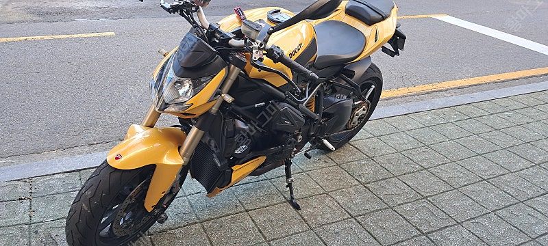 두카티 스트리트파이터 848 more