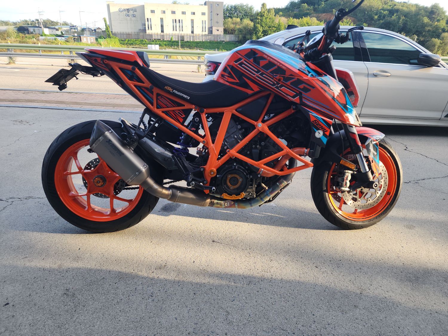 KTM 1290 슈퍼듀크 R 2017 레드 사진 4