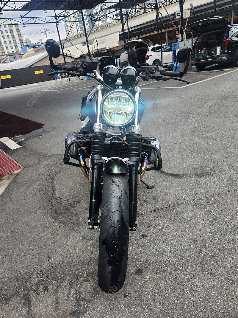 BMW R nine T 2023 버건디 사진 2