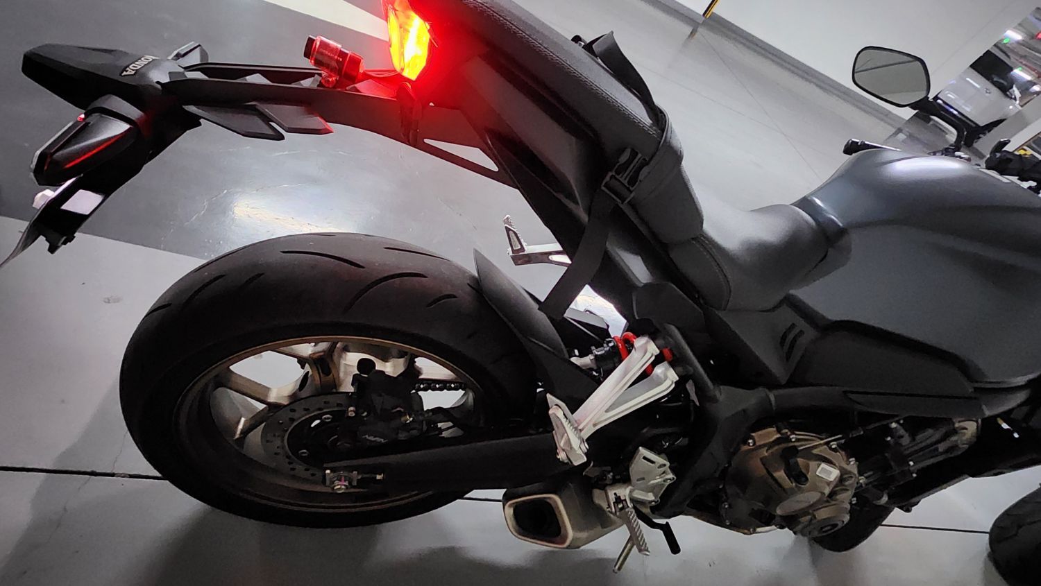 혼다 CB 650 R 2023 블랙 사진 8