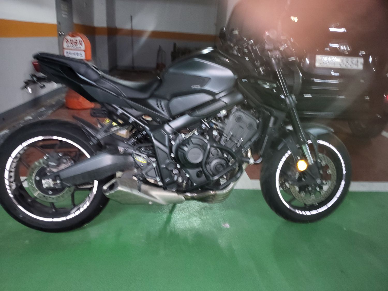 혼다 CB 650 R 2023 블랙 사진 2