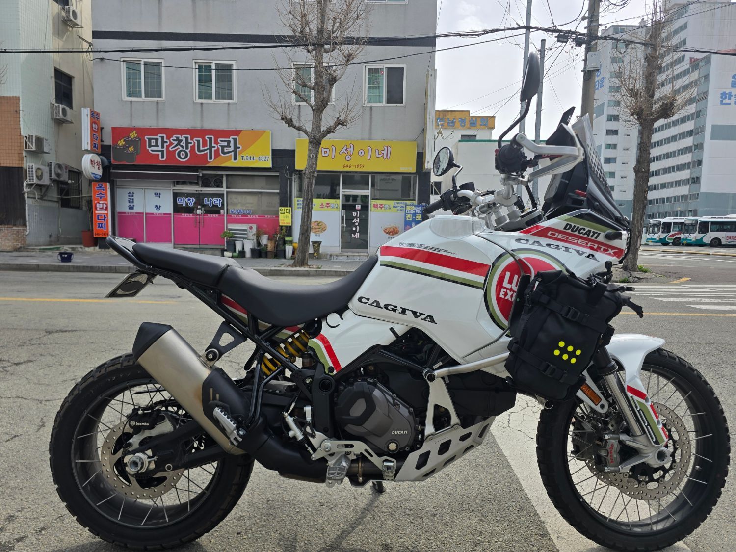 두카티 데저트 X 2023 화이트 사진 1