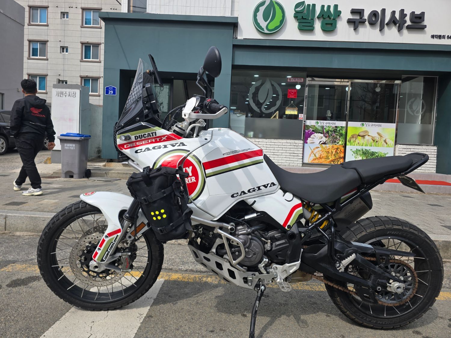 두카티 데저트 X 2023 화이트 사진 2