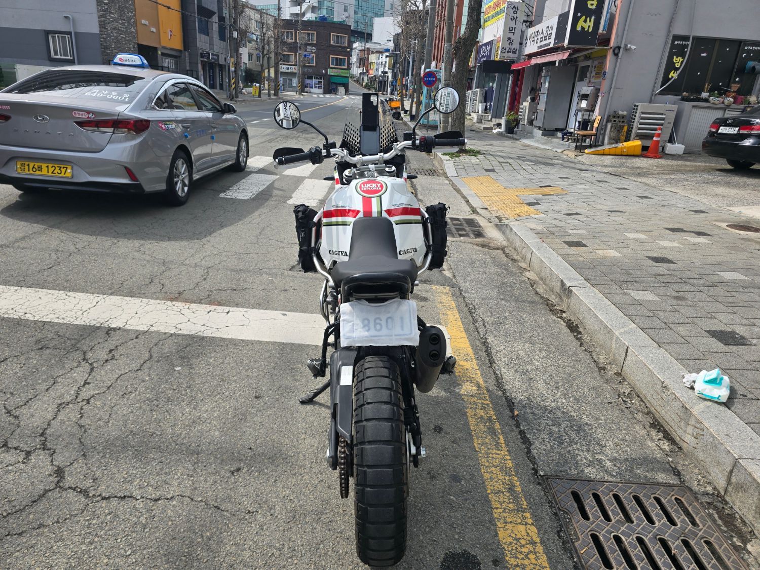 두카티 데저트 X 2023 화이트 사진 3