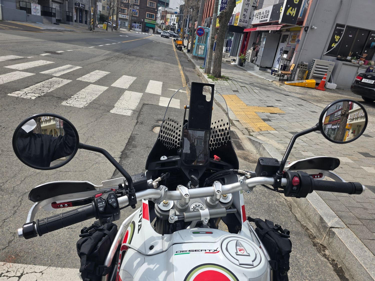 두카티 데저트 X 2023 화이트 사진 4