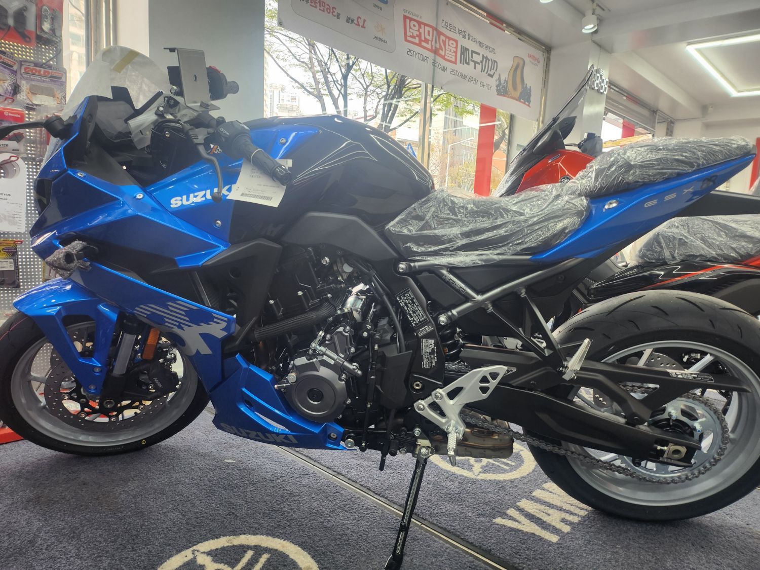 스즈키 GSX 8R thumb 2