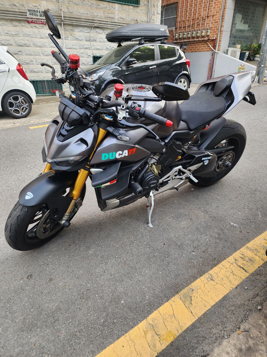 두카티 스트리트파이터 V4 S 2020 실버 사진 6