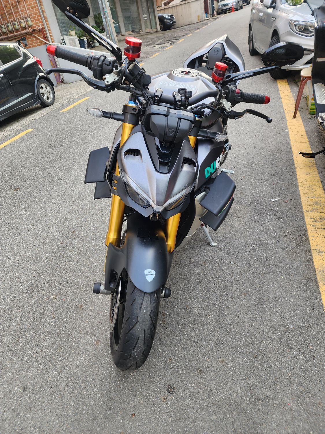 두카티 스트리트파이터 V4 S 2020 실버 사진 5